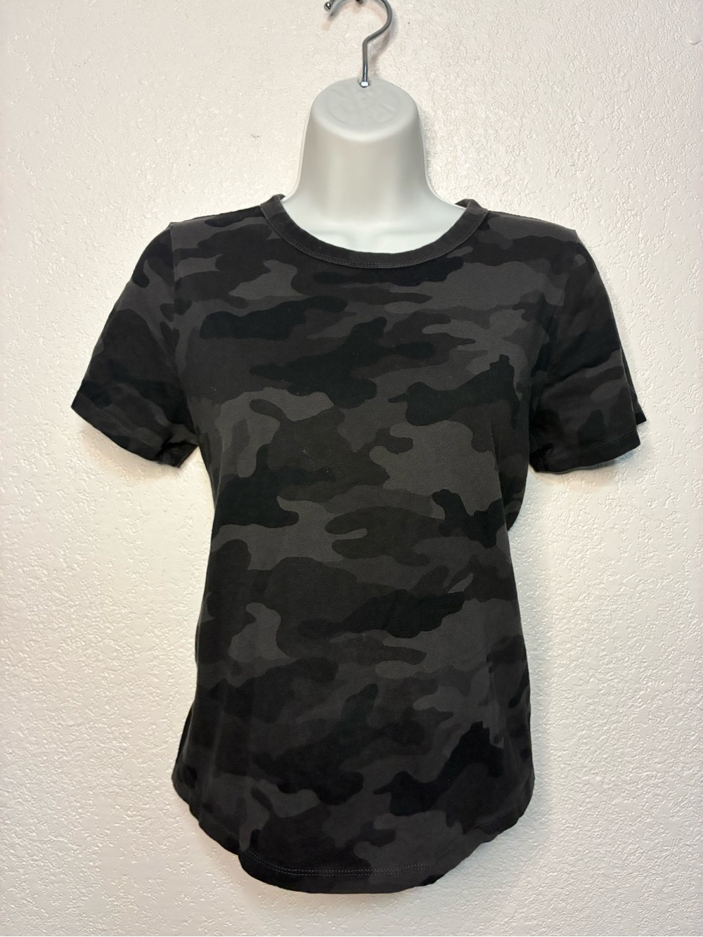 Old Navy Black and Gray Camo Short Sleeve Tee